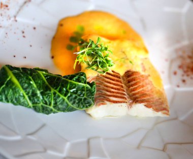 Makro fotoğraf bir restoranda bir tabak salata ile lezzetli beyaz balık