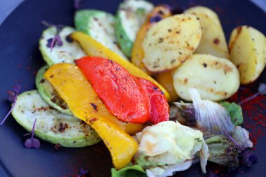 Makro fotoğraf bir tabak bir restoranda lezzetli farklı ızgara sebze