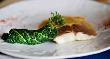 Makro fotoğraf bir restoranda bir tabak salata ile lezzetli beyaz balık