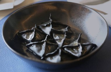 Bir restoranda havyar ile lezzetli siyah köfte makro fotoğraf