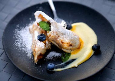 Tatlı elma PIE bir restoranda bir tabakta blueberry ile fotoğraf