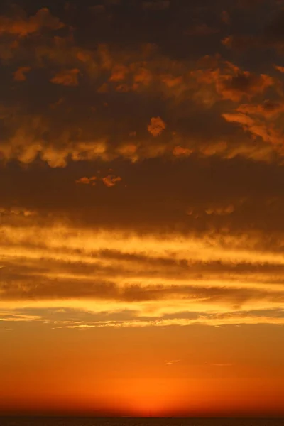 Великолепный Закат Море Солнечным Теплым Осенним Вечером — стоковое фото