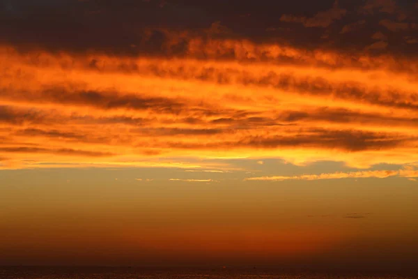 Великолепный Закат Море Солнечным Теплым Осенним Вечером — стоковое фото