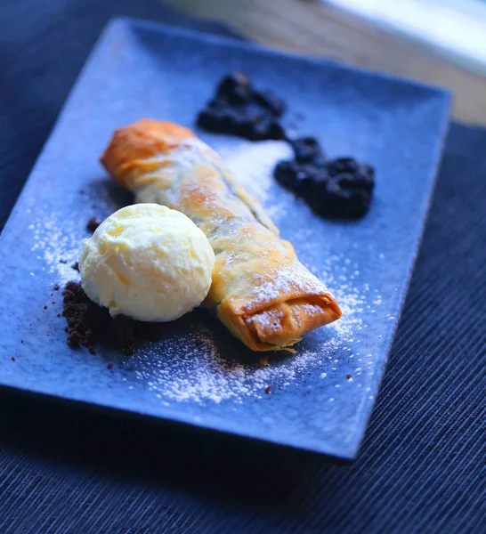 Macro Photo Bright Blueberry Pie Ice Cream Dark Plate — Stock Photo, Image