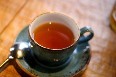 Makro fotoğraf lezzetli parlak çay otlar ahşap bir yüzeyi ile