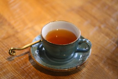 Makro fotoğraf lezzetli parlak çay otlar ahşap bir yüzeyi ile