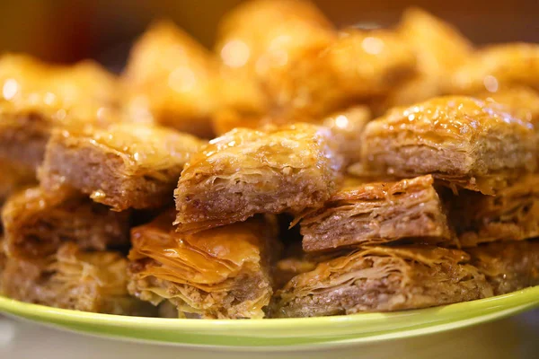 Macro Foto Van Heerlijke Heldere Turkse Baklava Met Honing Een — Stockfoto