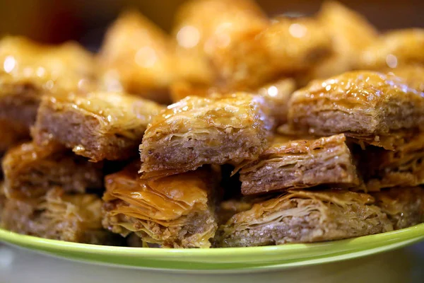 Macro Foto Van Heerlijke Heldere Turkse Baklava Met Honing Een — Stockfoto