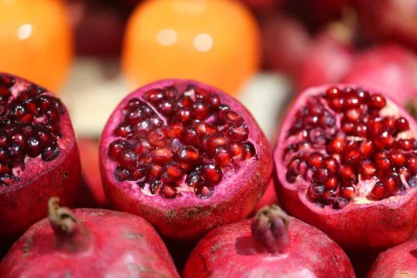 Foto Fundo Brilhante Macro Bela Romã Vermelha Cortada Balcão — Fotografia de Stock