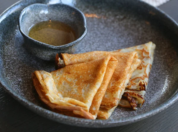 Macro Foto Van Heerlijke Pannenkoeken Met Honing Een Donkere Bord — Stockfoto