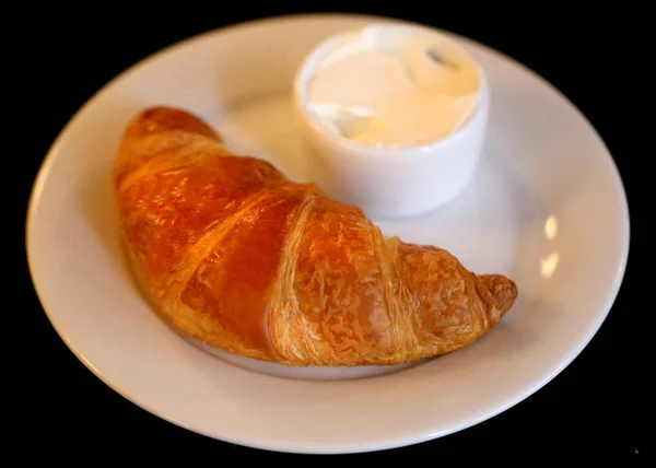 Photo Une Macro Délicieux Croissants Sur Une Assiette Dans Café — Photo