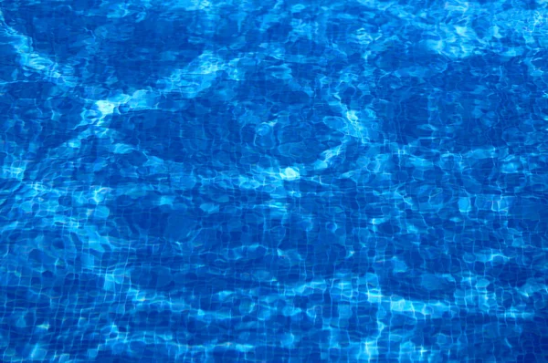 Ярко Голубая Прозрачная Вода Отражениями — стоковое фото
