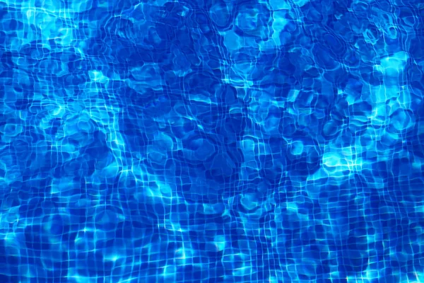 海洋の背景写真明るい青い透明な水の反射と — ストック写真