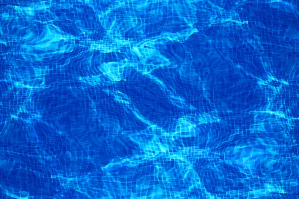 海洋の背景写真明るい青い透明な水の反射と — ストック写真