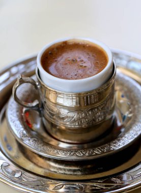 Bir tablo üzerinde metal bir fincan lezzetli Türk kahvesi makro fotoğraf