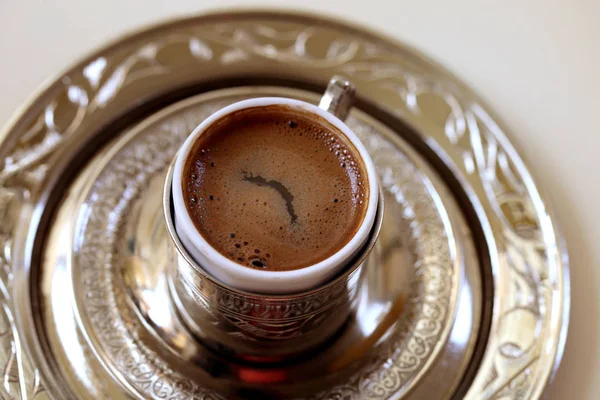 Makro Foto Utsökt Turkiskt Kaffe Metall Kopp Ett Bord — Stockfoto