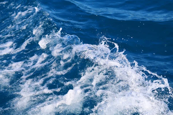 Foto Achterwand Van Blauwe Schuimende Golven Oceaan Van Beweging Een — Stockfoto