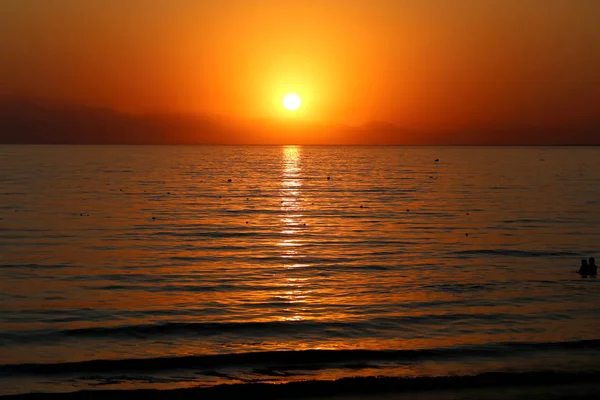 照片背景明亮异常日落在海在晚上 — 图库照片
