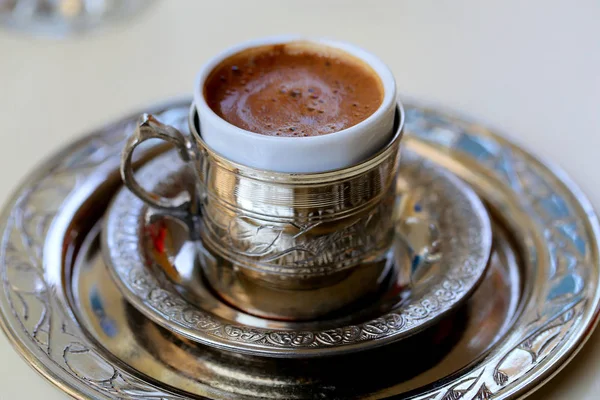 Macro Foto Van Heerlijke Turkse Koffie Een Metalen Kop Een Stockfoto