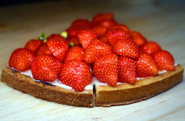 Φωτεινό Μακρο Φωτογραφία Όμορφη Φράουλας Νόστιμη Μούρο Cheesecake Μια Βιτρίνα — Φωτογραφία Αρχείου