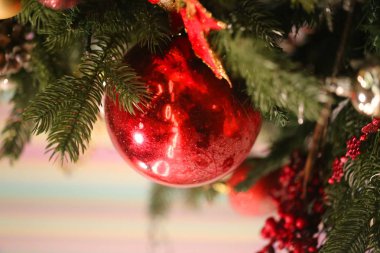 Parlak makro fotoğraf bir güzel kırmızı yılbaşı Ball Noel ağacı üzerinde