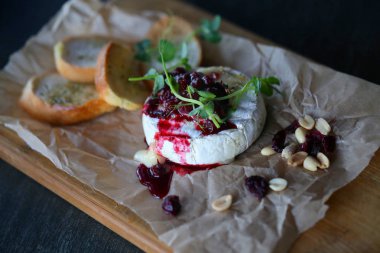 Parlak makro fotoğraf güzel lezzetli taze peynir çilek ve masanın üzerine fındık ile