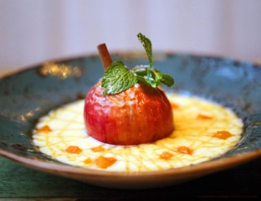 Parlak fotoğraf arka plan makro lezzetli darı püresi ile tarçın ve mavi bir tabak içinde elma