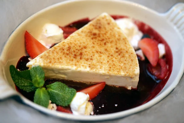 Foto Köstlichen Käsekuchen Mit Eis Beleuchtet Von Der Sonne Restaurant — Stockfoto