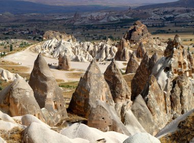 Güzel manzara sayısı Türkiye'de Kapadokya'nın Dağları üzerinde güneşli bir öğleden sonra sonbahar fotoğrafı