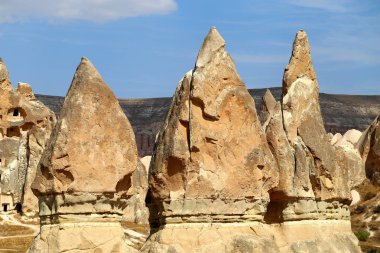 Güzel manzara sayısı Türkiye'de Kapadokya'nın Dağları üzerinde güneşli bir öğleden sonra sonbahar fotoğrafı