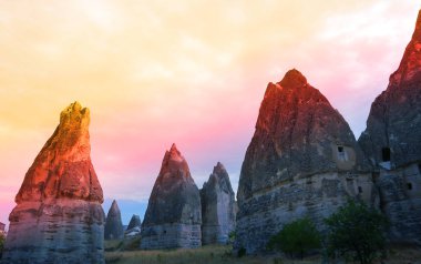 Güzel manzara sayısı Türkiye'de Kapadokya'nın Dağları üzerinde güneşli bir öğleden sonra sonbahar fotoğrafı