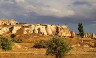 Güzel manzara sayısı Türkiye'de Kapadokya'nın Dağları üzerinde güneşli bir öğleden sonra sonbahar fotoğrafı