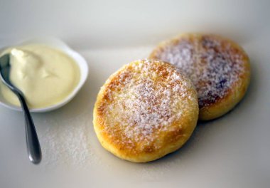 Lezzetli taze lor cheesecakes masanın üzerine ekşi krema ile makro fotoğraf