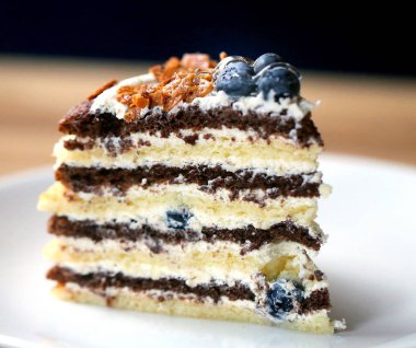 Lezzetli kek çilek ve ahşap masa üzerinde çay makro fotoğraf