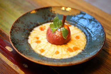 Makro fotoğraf taze darı Cachaça Apple üzerinde mavi bir tabak içinde Hindistan cevizi sütü