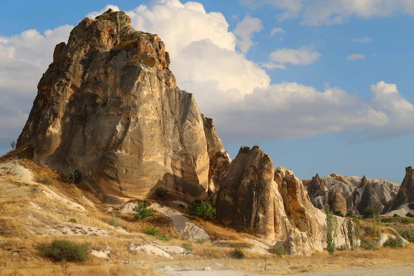 Foto Pemandangan Musim Panas Pegunungan Kapadokia Turki Diterangi Oleh Matahari — Stok Foto