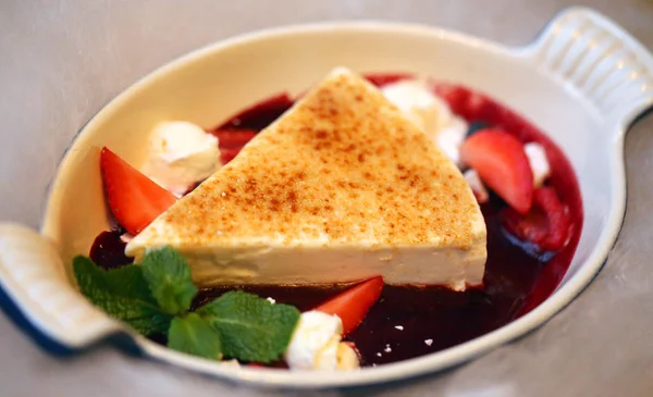 Makrofoto Von Leckeren Frischen Quarkkuchen Mit Saurer Sahne Auf Dem — Stockfoto