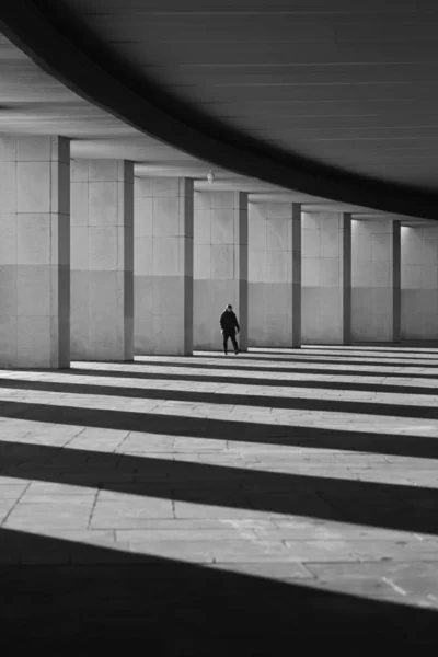 Photo beautiful views of architecture and man with shadows — Stock Photo, Image