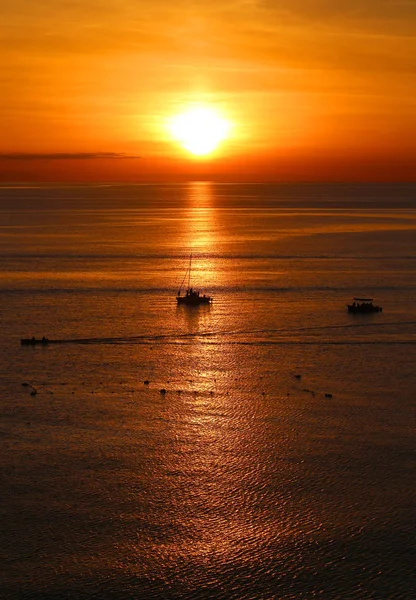 Foto Západu Slunce Moře Lodí Podzimní Večer — Stock fotografie