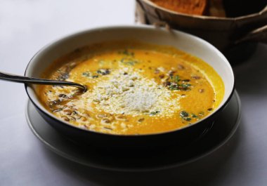 Restoranda ekşi kremalı balkabağı çorbası.