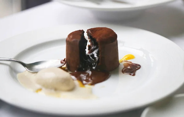 Foto Macro Deliciosa Torta Chocolate Doce Com Sorvete Mesa Branca — Fotografia de Stock