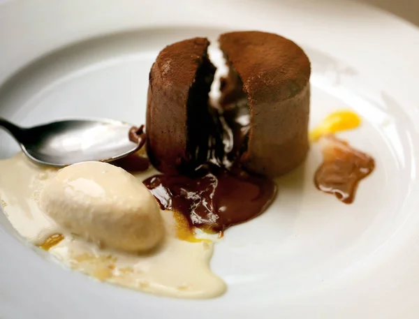 Makro Foto Von Köstlichen Süßen Schokoladenkuchen Mit Eis Auf Weißem — Stockfoto