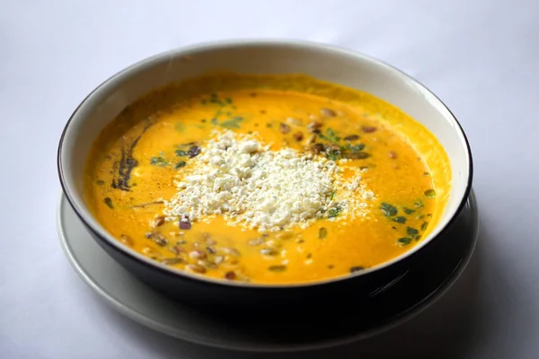レストランでのサワークリームとカボチャのスープのマクロ写真 — ストック写真