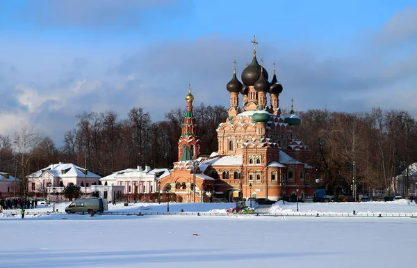 モスクワの冬公園の古い教会の観光スポットの美しい写真 — ストック写真