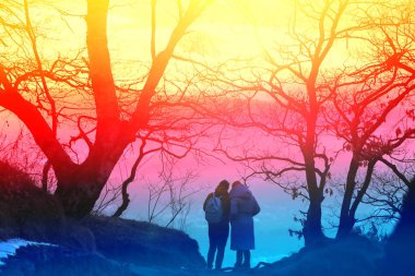 Bir uçurumun üzerinde kişi ile dağlarda bir güzel parlak günbatımı fotoğraf