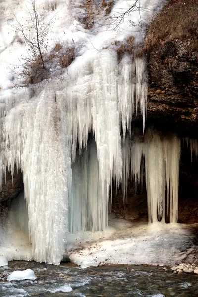 コーカサスの谷の山の白い冷凍滝の写真 — ストック写真