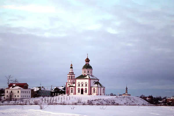 Bela Foto Uma Igreja Ortodoxa Russa Campo Nevado Inverno — Fotografia de Stock