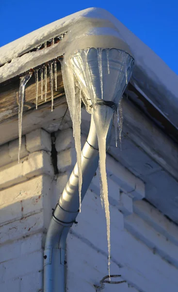 Super Fine Photo Glittering Icicles Wooden House Roof — Stock Photo, Image
