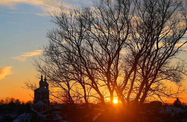 美丽的日落照片在冬季在俄罗斯苏兹达尔市与寺庙 — 图库照片