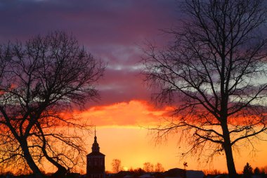 Suzdal Rus şehir tapınakta ile kış günbatımı parlak fotoğraf